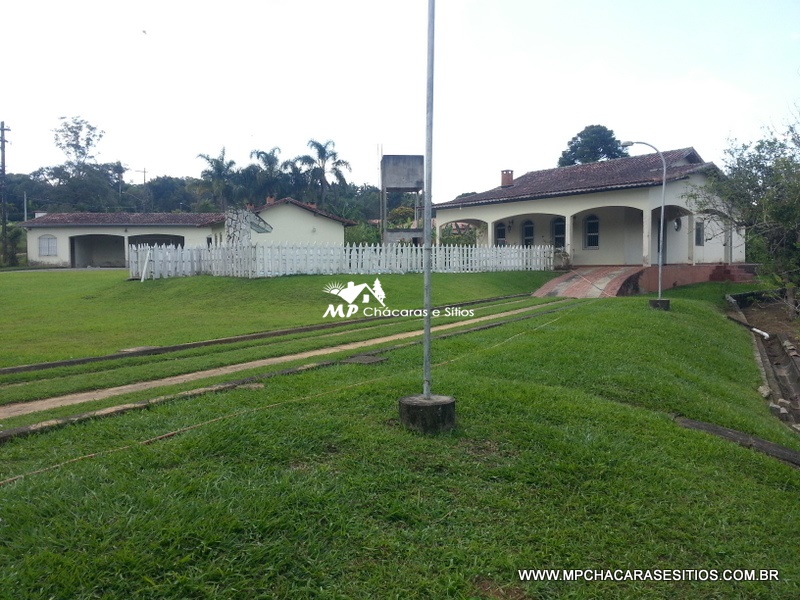 Chácara espetacular 2 km do centro de Biritiba Mirim