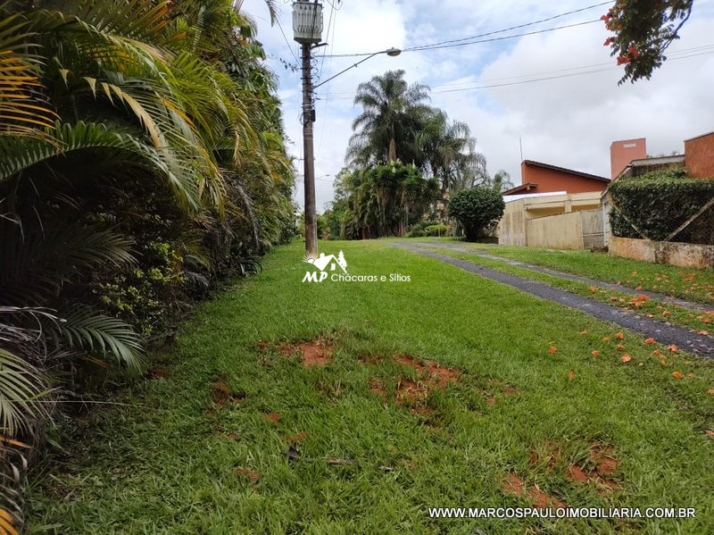CHÁCARA ESPETACULAR EM CONDOMÍNIO FECHADO… CONFIRA!!!