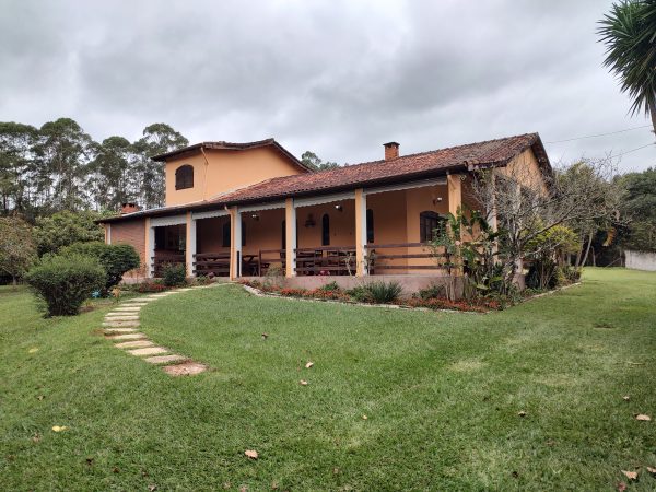 CHÁCARA ESTILO COLONIAL EM BIRITIBA MIRIM – PRÓXIMO AO CENTRO