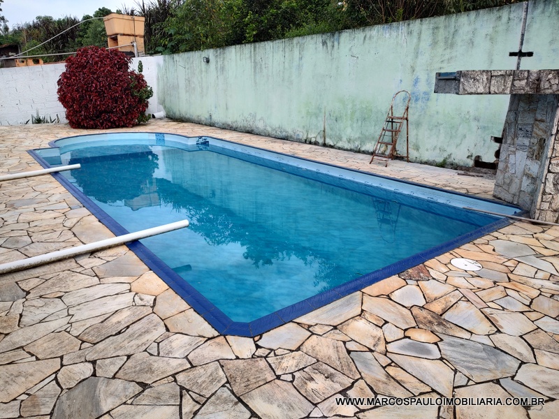 CHÁCARA COM PISCINA E CHURRASQUEIRA