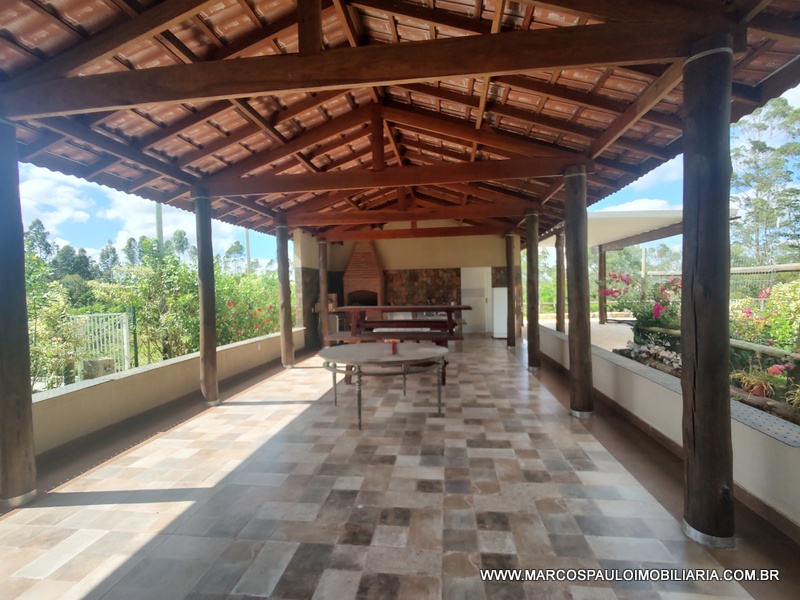 Chácara de 20.000 M² com localização privilegiada e vista de cinema, completa com tudo do melhor em acabamento para o conforto que você e sua família merece, próximo ao asfalto e 15 minutos do centro da cidade de Mogi das cruzes