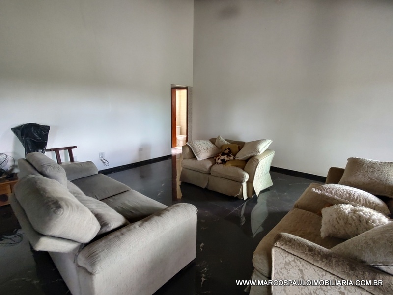 Chácara de 20.000 M² com localização privilegiada e vista de cinema, completa com tudo do melhor em acabamento para o conforto que você e sua família merece, próximo ao asfalto e 15 minutos do centro da cidade de Mogi das cruzes