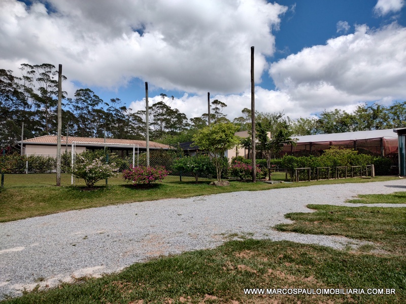 Chácara de 20.000 M² com localização privilegiada e vista de cinema, completa com tudo do melhor em acabamento para o conforto que você e sua família merece, próximo ao asfalto e 15 minutos do centro da cidade de Mogi das cruzes