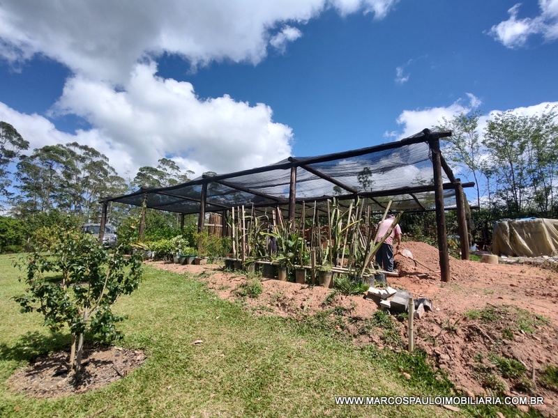 Chácara de 20.000 M² com localização privilegiada e vista de cinema, completa com tudo do melhor em acabamento para o conforto que você e sua família merece, próximo ao asfalto e 15 minutos do centro da cidade de Mogi das cruzes