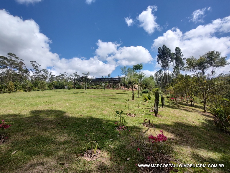 Chácara de 20.000 M² com localização privilegiada e vista de cinema, completa com tudo do melhor em acabamento para o conforto que você e sua família merece, próximo ao asfalto e 15 minutos do centro da cidade de Mogi das cruzes