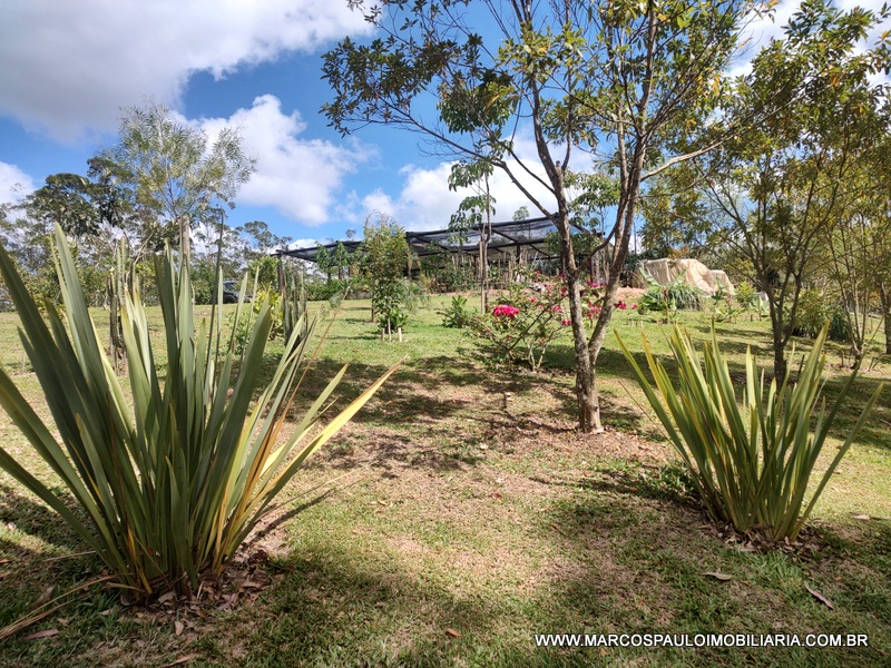 Chácara de 20.000 M² com localização privilegiada e vista de cinema, completa com tudo do melhor em acabamento para o conforto que você e sua família merece, próximo ao asfalto e 15 minutos do centro da cidade de Mogi das cruzes