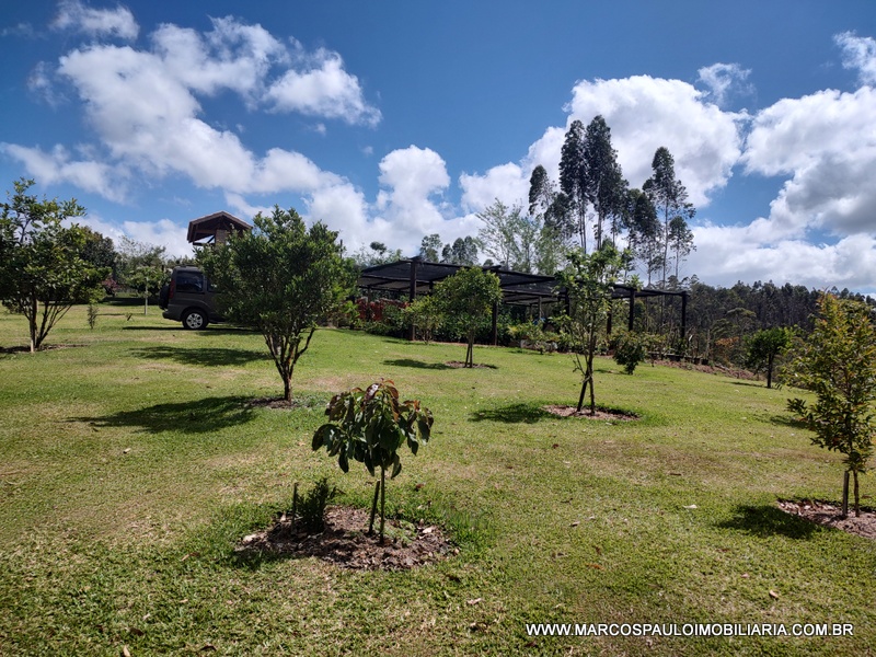 Chácara de 20.000 M² com localização privilegiada e vista de cinema, completa com tudo do melhor em acabamento para o conforto que você e sua família merece, próximo ao asfalto e 15 minutos do centro da cidade de Mogi das cruzes