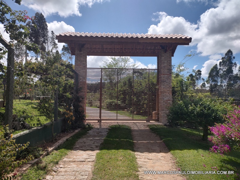 Chácara de 20.000 M² com localização privilegiada e vista de cinema, completa com tudo do melhor em acabamento para o conforto que você e sua família merece, próximo ao asfalto e 15 minutos do centro da cidade de Mogi das cruzes