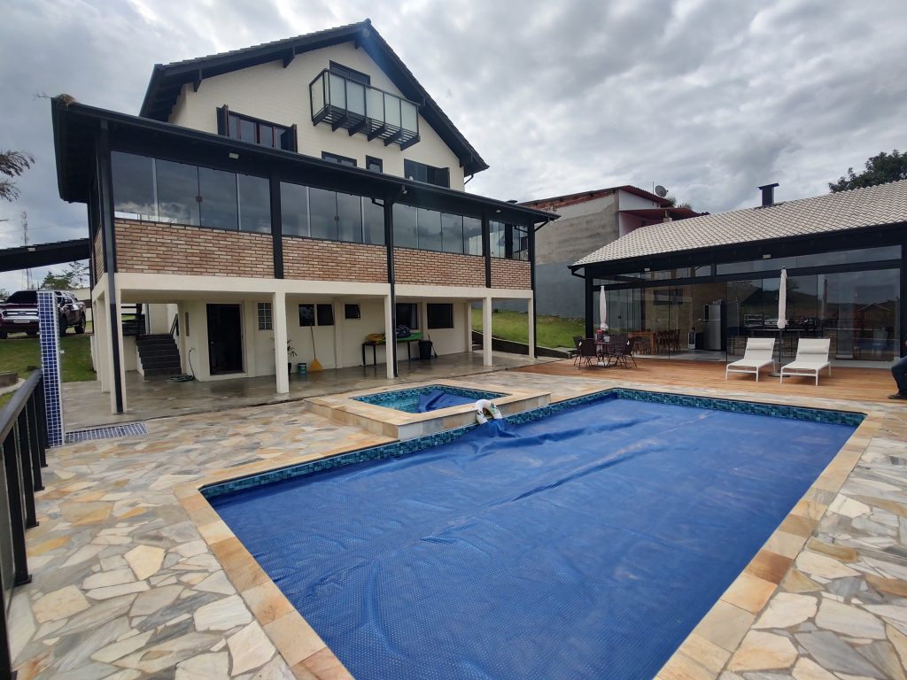 CHÁCARA EM BIRITIBA MIRIM COM ACABAMENTO FINO E BAIRRO NOBRE!!!