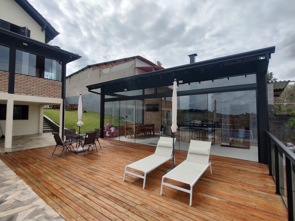 CHÁCARA EM BIRITIBA MIRIM COM ACABAMENTO FINO E BAIRRO NOBRE!!!