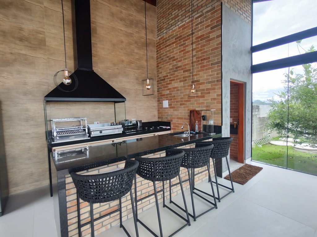 CHÁCARA EM BIRITIBA MIRIM COM ACABAMENTO FINO E BAIRRO NOBRE!!!