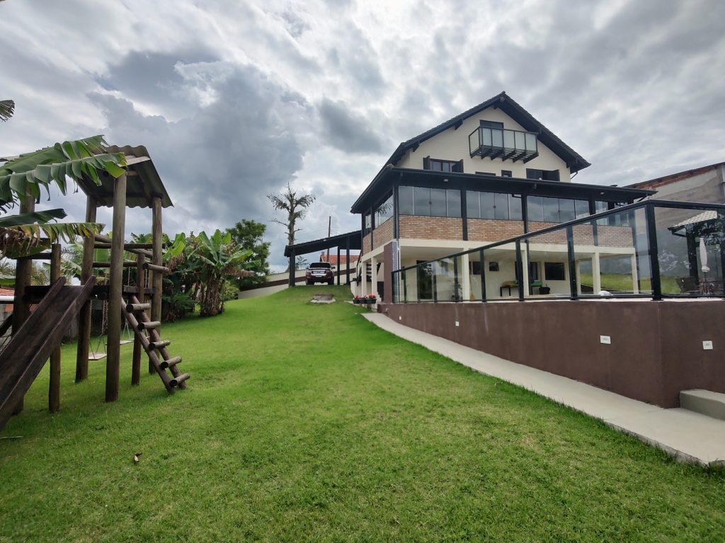 CHÁCARA EM BIRITIBA MIRIM COM ACABAMENTO FINO E BAIRRO NOBRE!!!