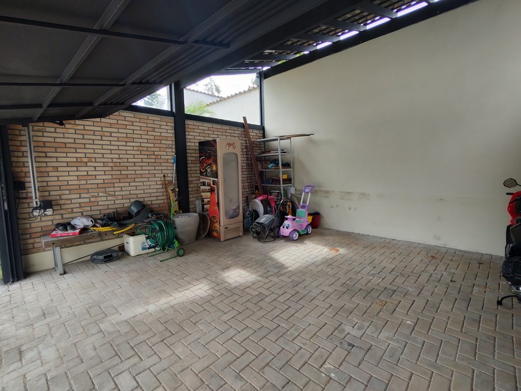 CHÁCARA EM BIRITIBA MIRIM COM ACABAMENTO FINO E BAIRRO NOBRE!!!