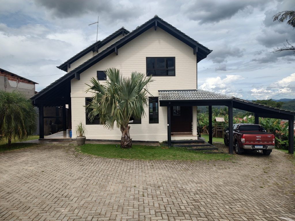 CHÁCARA EM BIRITIBA MIRIM COM ACABAMENTO FINO E BAIRRO NOBRE!!!