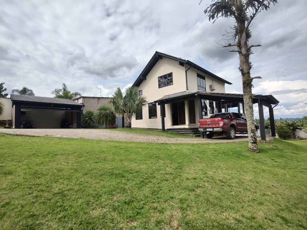 CHÁCARA EM BIRITIBA MIRIM COM ACABAMENTO FINO E BAIRRO NOBRE!!!