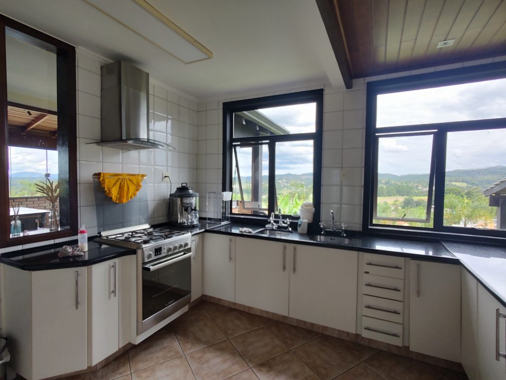 CHÁCARA EM BIRITIBA MIRIM COM ACABAMENTO FINO E BAIRRO NOBRE!!!