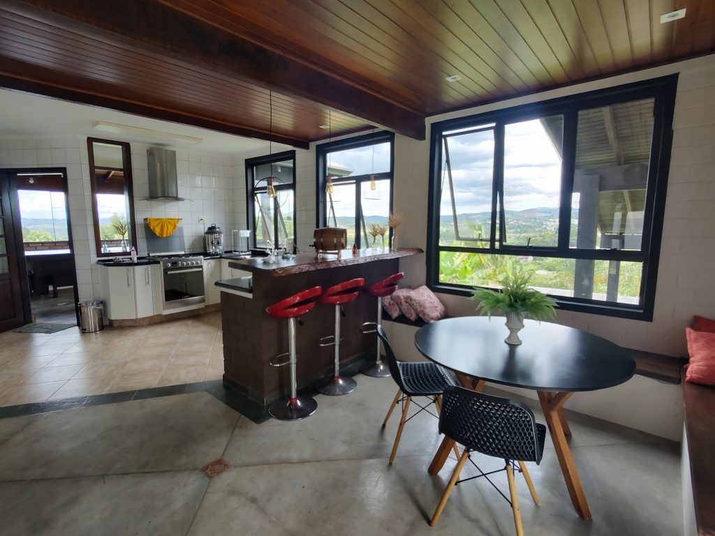 CHÁCARA EM BIRITIBA MIRIM COM ACABAMENTO FINO E BAIRRO NOBRE!!!