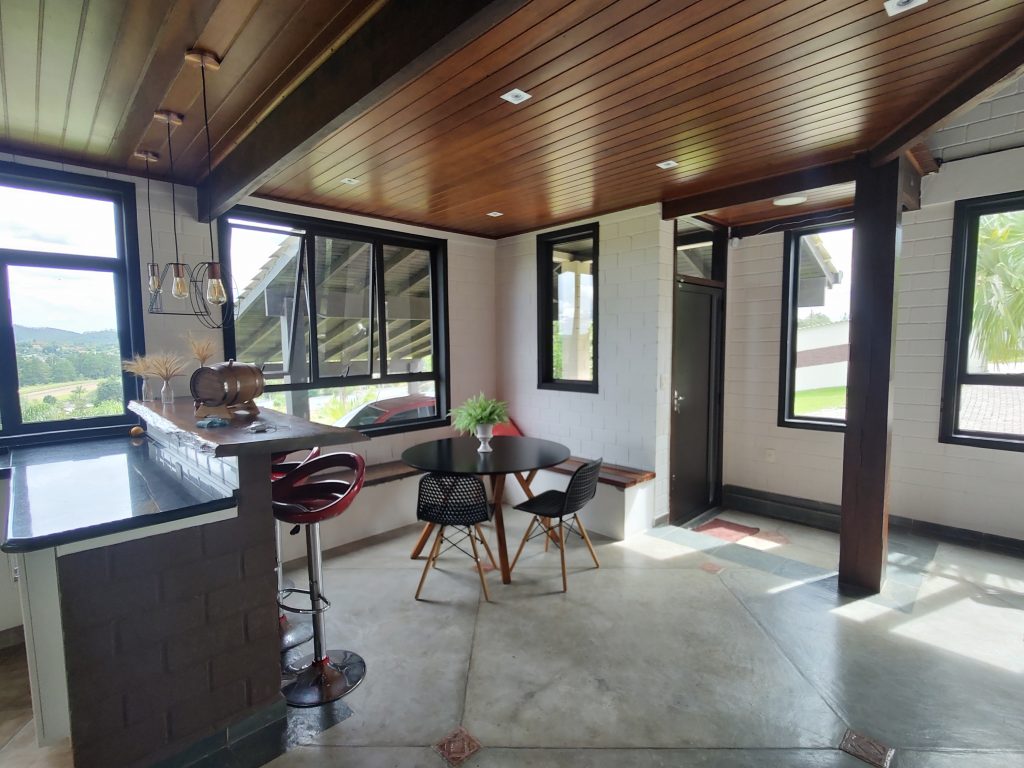 CHÁCARA EM BIRITIBA MIRIM COM ACABAMENTO FINO E BAIRRO NOBRE!!!