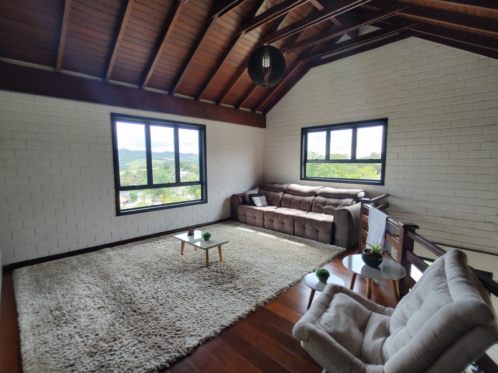 CHÁCARA EM BIRITIBA MIRIM COM ACABAMENTO FINO E BAIRRO NOBRE!!!