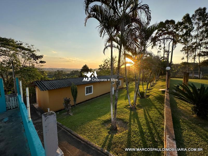 CHÁCARA CINEMATOGRÁFICA COM VISTA PANORÂMICA DA REGIÃO PÉ NO ASFALTO E PRÓXIMA DA CIDADE!