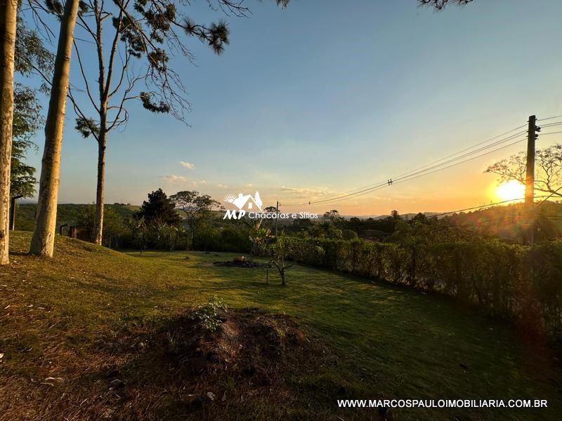 CHÁCARA CINEMATOGRÁFICA COM VISTA PANORÂMICA DA REGIÃO PÉ NO ASFALTO E PRÓXIMA DA CIDADE!
