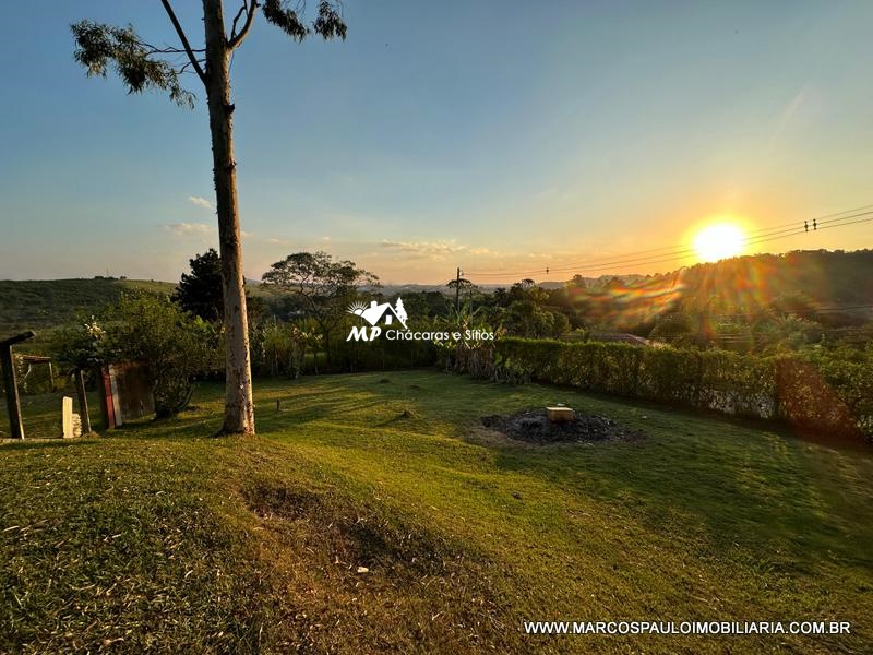 CHÁCARA CINEMATOGRÁFICA COM VISTA PANORÂMICA DA REGIÃO PÉ NO ASFALTO E PRÓXIMA DA CIDADE!
