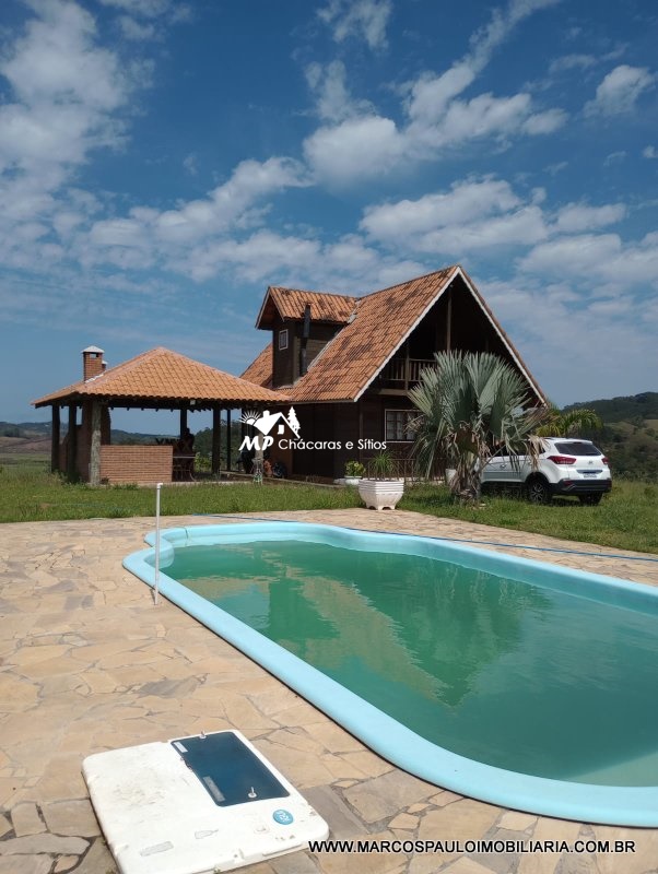 CHALÉ MARAVILHOSO PARA QUEM BUSCA TRANQUILIDADE