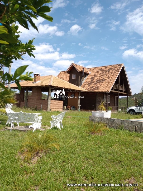 CHALÉ MARAVILHOSO PARA QUEM BUSCA TRANQUILIDADE