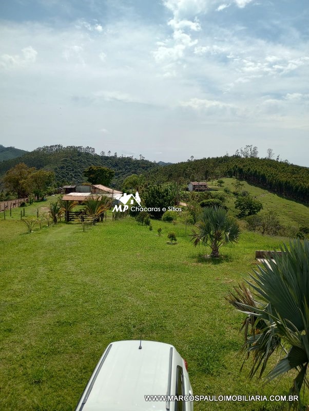 CHALÉ MARAVILHOSO PARA QUEM BUSCA TRANQUILIDADE