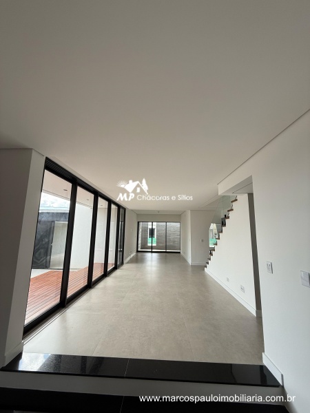 CASA MAGNÍFICA EM CONDOMÍNIO FECHADO – MOGI DAS CRUZES