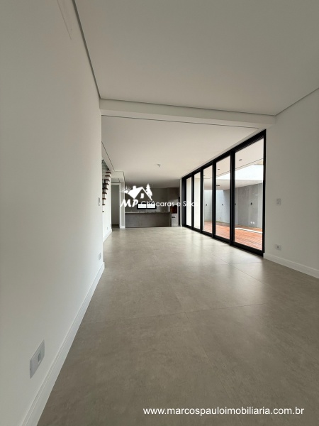 CASA MAGNÍFICA EM CONDOMÍNIO FECHADO – MOGI DAS CRUZES