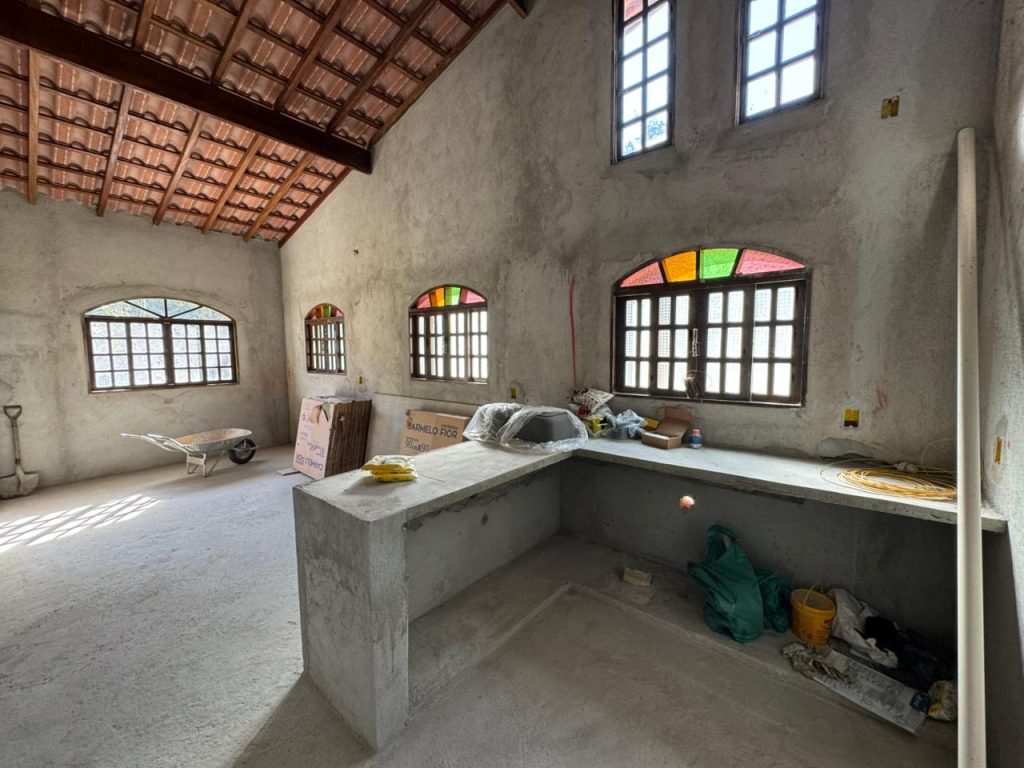 SÍTIO COM BASTANTE ÁGUA