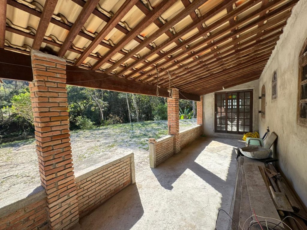 SÍTIO COM BASTANTE ÁGUA