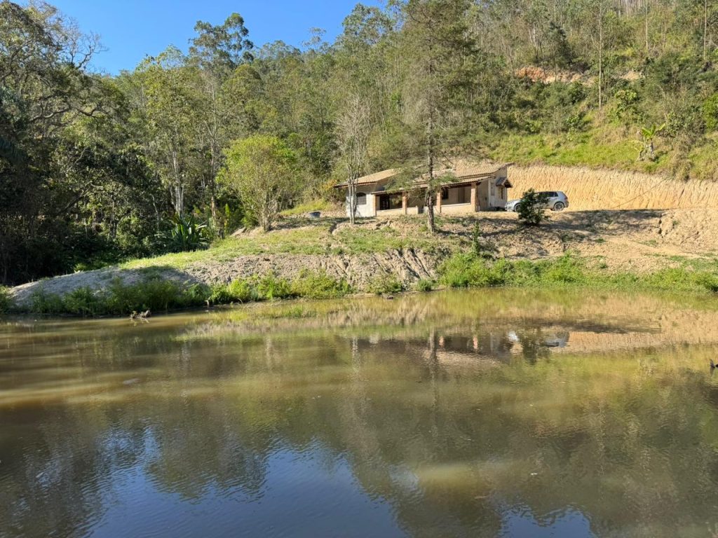 SÍTIO COM BASTANTE ÁGUA