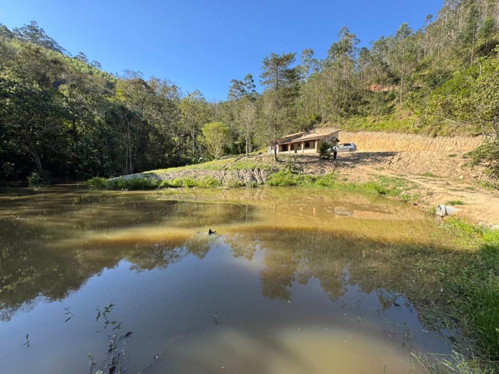 SÍTIO COM BASTANTE ÁGUA