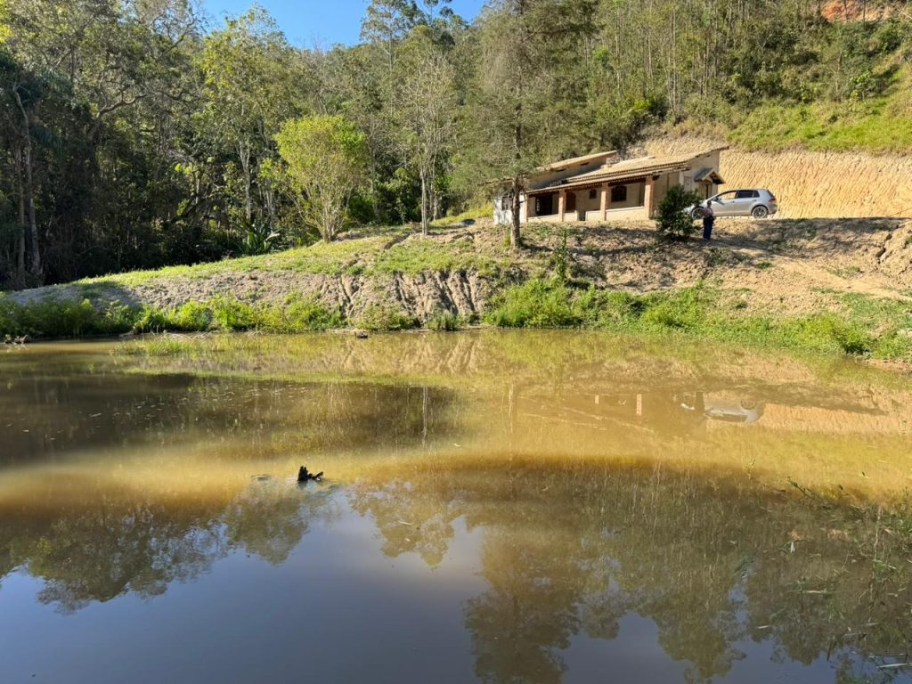 SÍTIO COM BASTANTE ÁGUA