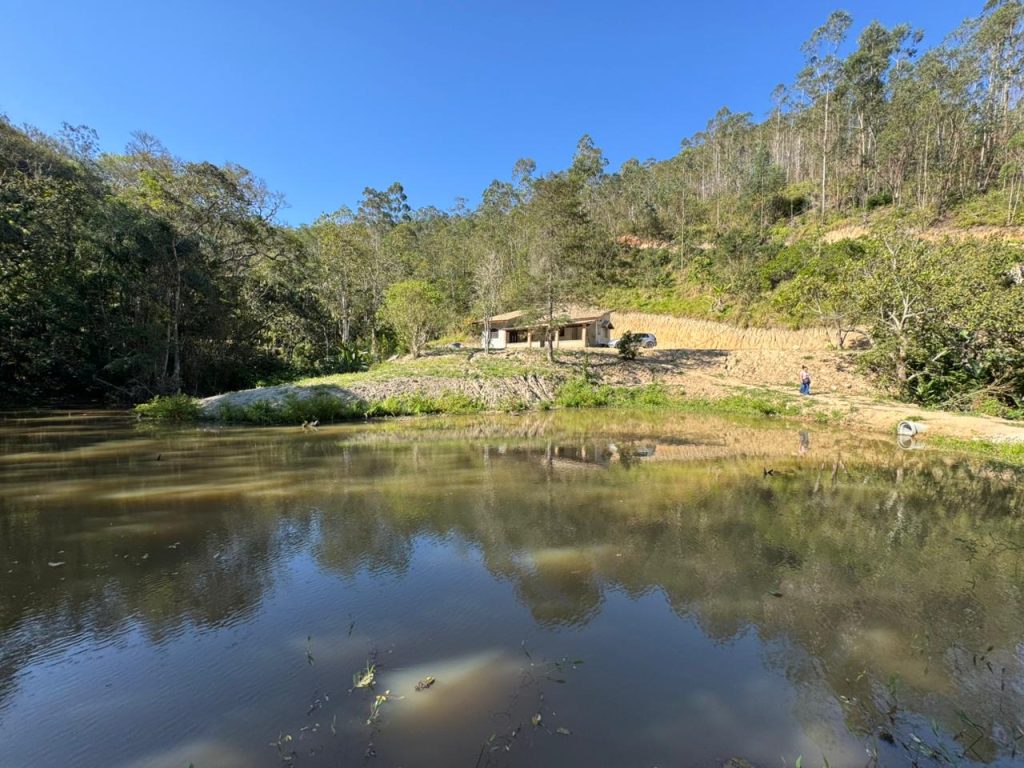 SÍTIO COM BASTANTE ÁGUA