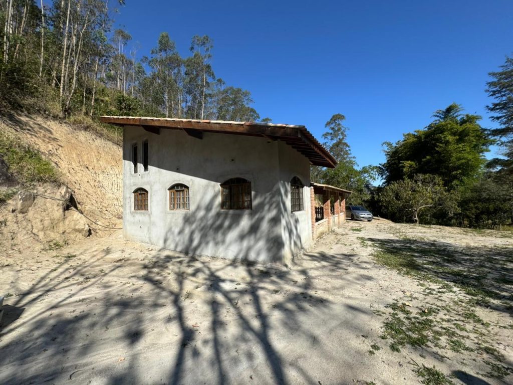 SÍTIO COM BASTANTE ÁGUA