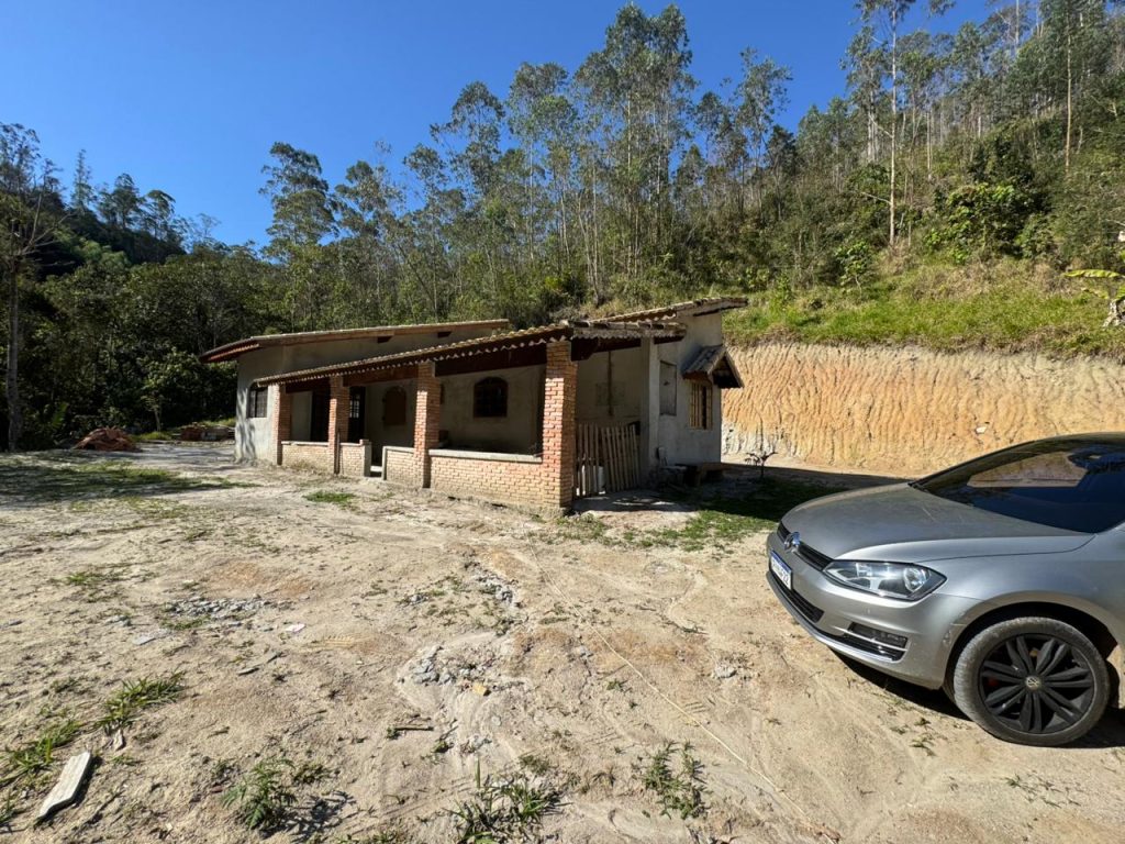 SÍTIO COM BASTANTE ÁGUA