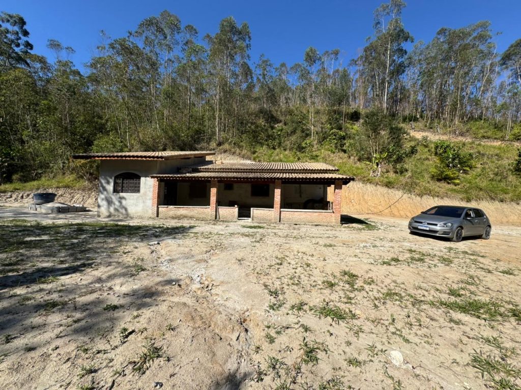 SÍTIO COM BASTANTE ÁGUA