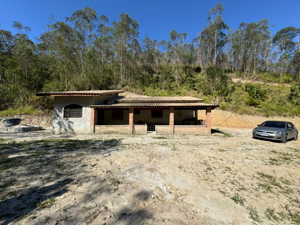 SÍTIO COM BASTANTE ÁGUA