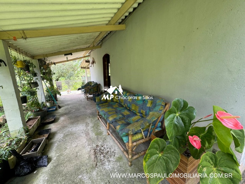 SÍTIO COM LAGO ENORME EM MEIO A NATUREZA