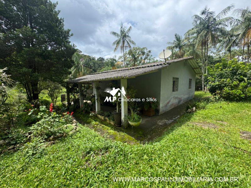 SÍTIO COM LAGO ENORME EM MEIO A NATUREZA