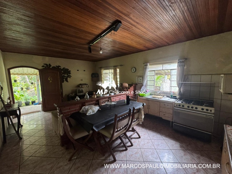 SÍTIO COM LAGO ENORME EM MEIO A NATUREZA