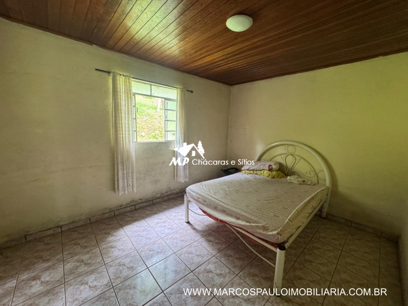 SÍTIO COM LAGO ENORME EM MEIO A NATUREZA