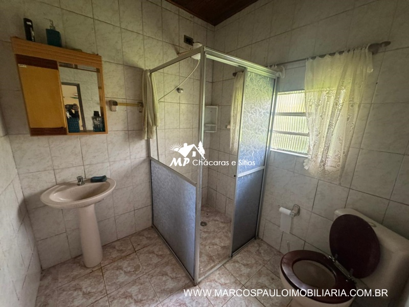 SÍTIO COM LAGO ENORME EM MEIO A NATUREZA