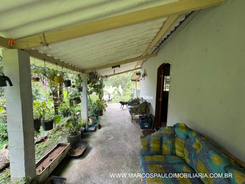 SÍTIO COM LAGO ENORME EM MEIO A NATUREZA
