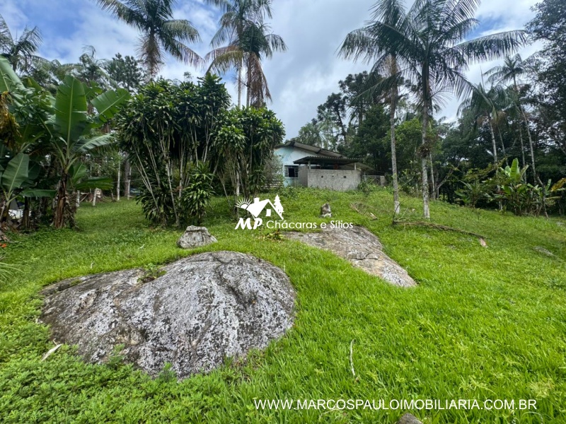 SÍTIO COM LAGO ENORME EM MEIO A NATUREZA