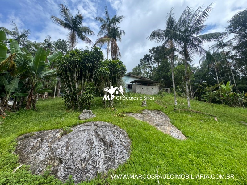 SÍTIO COM LAGO ENORME EM MEIO A NATUREZA