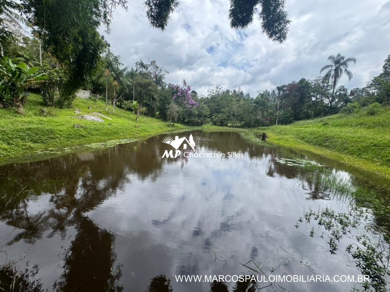 SÍTIO COM LAGO ENORME EM MEIO A NATUREZA